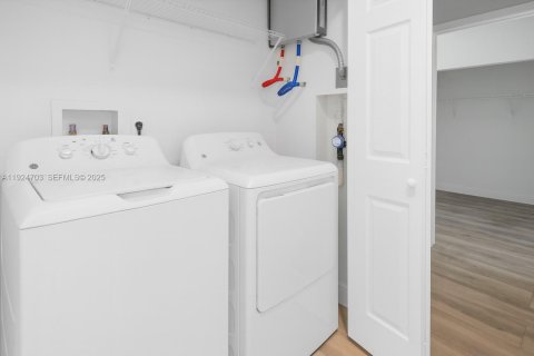 Condo in West Palm Beach, Florida, 3 bedrooms № 1982991 - photo 8