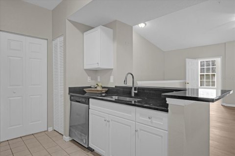 Condo in Orlando, Florida, 3 bedrooms  № 1549680 - photo 12