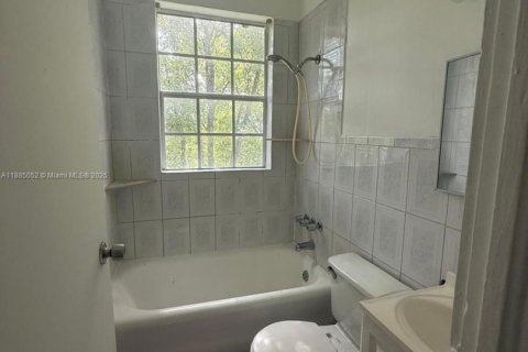 Снять в аренду квартиру в Майами, Флорида 1 спальня, 862.32м2, № 1990977 - фото 5