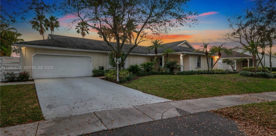 Дом в Майами, Флорида 9 комнат, 217.58м2 № 2043666