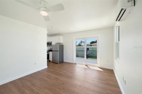 House in Englewood, Florida 2 bedrooms, 59.46 sq.m. № 1916249 - photo 18