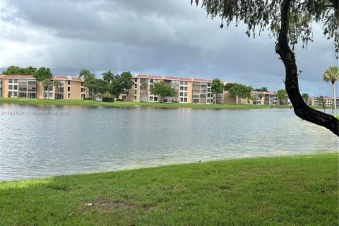 Купить кондоминиум в Маргит, Флорида 2 спальни, 101.26м2, № 1931111 - фото 4