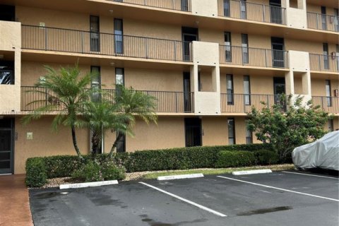 Купить кондоминиум в Маргит, Флорида 2 спальни, 101.26м2, № 1931111 - фото 1