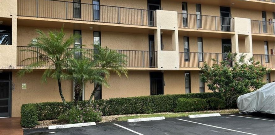 Кондоминиум с 2 спальнями в Маргит, Флорида № 1931111