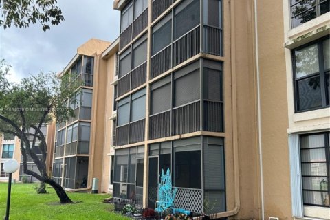 Купить кондоминиум в Маргит, Флорида 2 спальни, 101.26м2, № 1931111 - фото 2