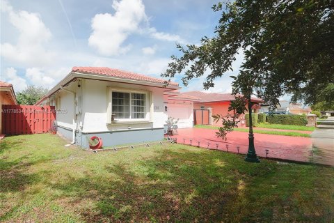 Casa en venta en Miami Lakes, Florida, 3 dormitorios, 177.72 m2 № 1740040 - foto 2