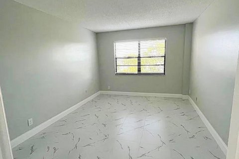 Condo in Lake Worth, Florida, 1 bedroom № 2250758 - photo 10