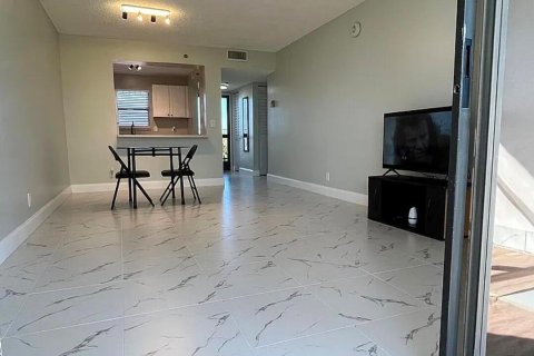 Condo in Lake Worth, Florida, 1 bedroom № 2250758 - photo 5