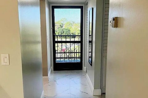 Condo in Lake Worth, Florida, 1 bedroom № 2250758 - photo 3