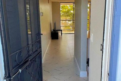Condo in Lake Worth, Florida, 1 bedroom № 2250758 - photo 4