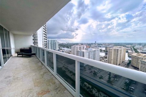 Снять в аренду кондоминиум в Халландейл-Бич, Флорида 2 спальни, 135.45м2, № 1997642 - фото 2
