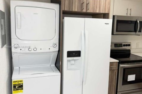 House in Miami, Florida 2 bedrooms, 176.51 sq.m. № 2002953 - photo 3