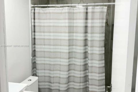 House in Miami, Florida 2 bedrooms, 176.51 sq.m. № 2002953 - photo 9