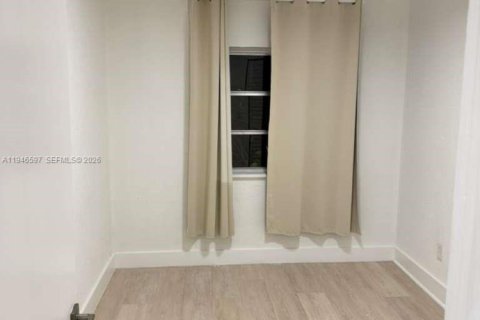 House in Miami, Florida 2 bedrooms, 176.51 sq.m. № 2002953 - photo 7