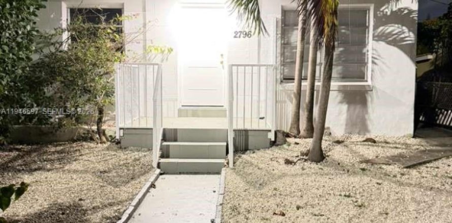 House in Miami, Florida 2 bedrooms, 176.51 sq.m. № 2002953