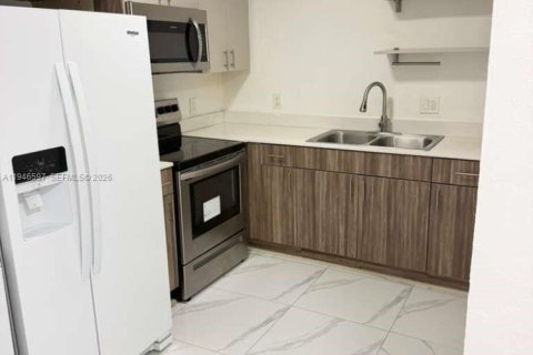 House in Miami, Florida 2 bedrooms, 176.51 sq.m. № 2002953 - photo 4