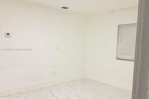 House in Miami, Florida 2 bedrooms, 176.51 sq.m. № 2002953 - photo 5