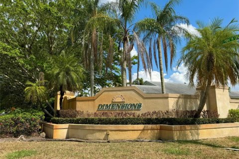 House in Pembroke Pines, Florida 3 bedrooms, 139.82 sq.m. № 1208747 - photo 1