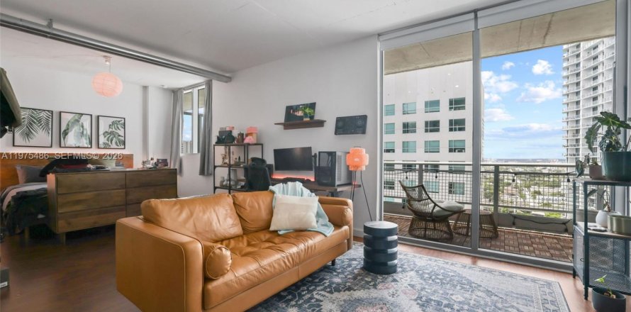 Studio in the Condo in Miami, Florida  № 2038487