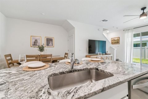 Townhouse in Land O' Lakes, Florida 3 bedrooms, 155.43 sq.m. № 2200482 - photo 15