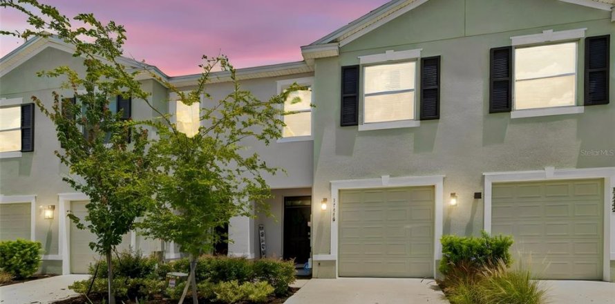 Townhouse in Land O' Lakes, Florida 3 bedrooms, 155.43 sq.m. № 2200482