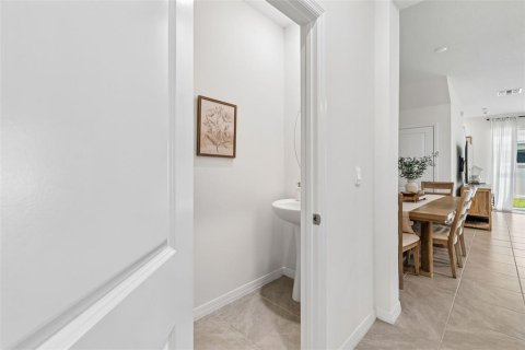 Townhouse in Land O' Lakes, Florida 3 bedrooms, 155.43 sq.m. № 2200482 - photo 6