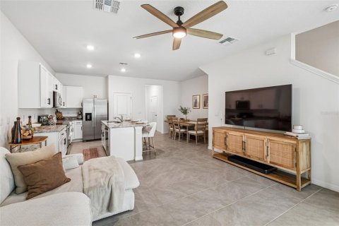 Townhouse in Land O' Lakes, Florida 3 bedrooms, 155.43 sq.m. № 2200482 - photo 18