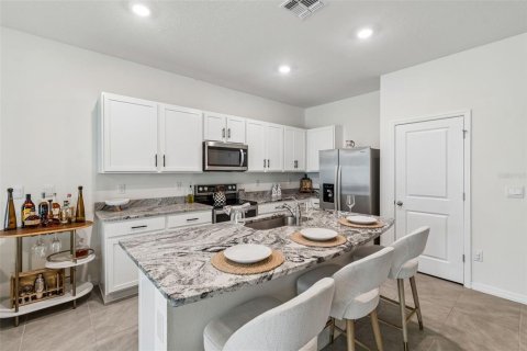 Townhouse in Land O' Lakes, Florida 3 bedrooms, 155.43 sq.m. № 2200482 - photo 11