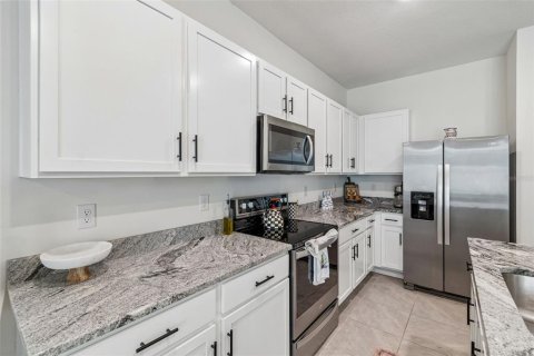 Townhouse in Land O' Lakes, Florida 3 bedrooms, 155.43 sq.m. № 2200482 - photo 12