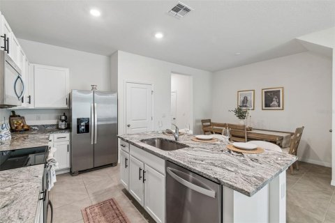 Townhouse in Land O' Lakes, Florida 3 bedrooms, 155.43 sq.m. № 2200482 - photo 13