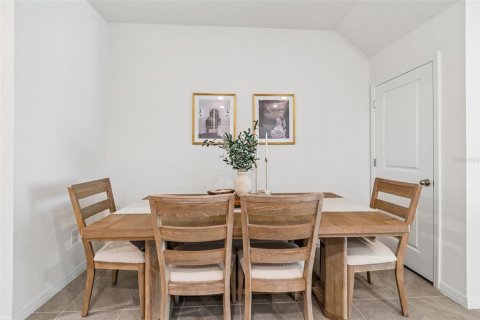 Townhouse in Land O' Lakes, Florida 3 bedrooms, 155.43 sq.m. № 2200482 - photo 8