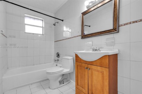 Villa ou maison à vendre à Miami, Floride: 4 chambres, 202.53 m2 № 2171281 - photo 16