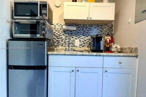 Propiedad comercial en alquiler en Miami, Florida, 23.41 m2 № 2010775 - foto 8