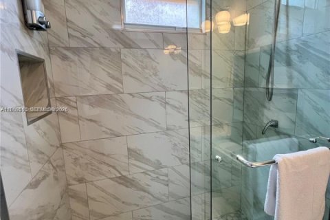 Propiedad comercial en alquiler en Miami, Florida, 23.41 m2 № 2010775 - foto 3