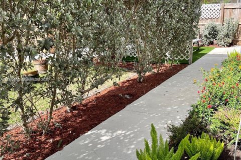 Propiedad comercial en alquiler en Miami, Florida, 23.41 m2 № 2010775 - foto 10