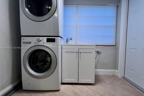 Propiedad comercial en alquiler en Miami, Florida, 23.41 m2 № 2010775 - foto 11