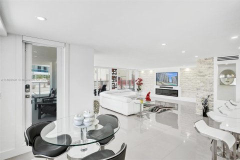 Condo in Hollywood, Florida, 2 bedrooms  № 1745724 - photo 15