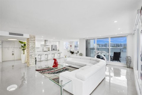 Condo in Hollywood, Florida, 2 bedrooms  № 1745724 - photo 1