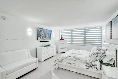 Condo in Hollywood, Florida, 2 bedrooms  № 1745724 - photo 28