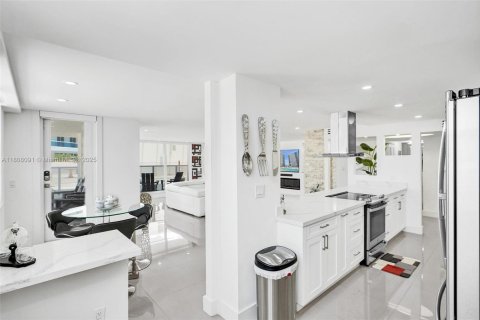 Condo in Hollywood, Florida, 2 bedrooms  № 1745724 - photo 14
