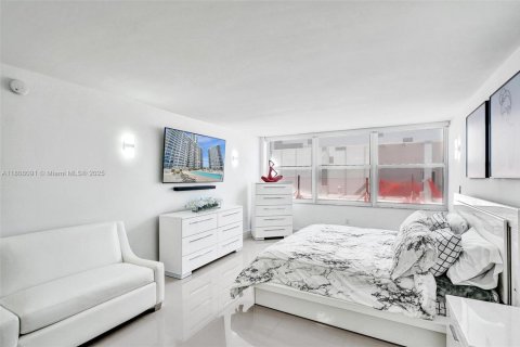 Condo in Hollywood, Florida, 2 bedrooms  № 1745724 - photo 27