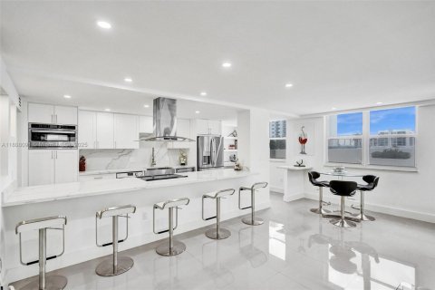Condo in Hollywood, Florida, 2 bedrooms  № 1745724 - photo 8