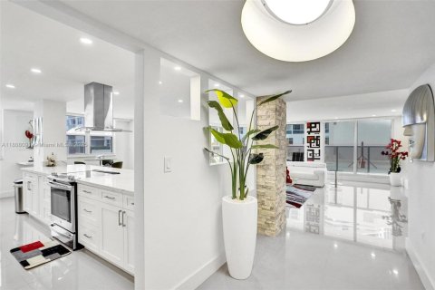 Condo in Hollywood, Florida, 2 bedrooms  № 1745724 - photo 3