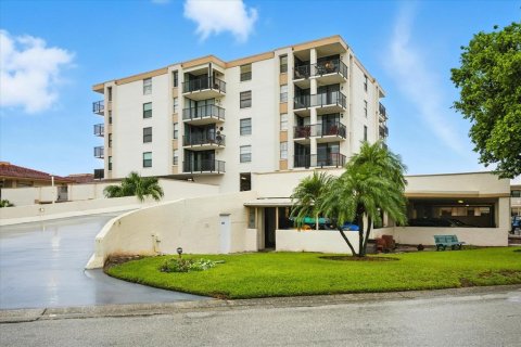 Condo in Saint Petersburg, Florida, 1 bedroom  № 1894847 - photo 21