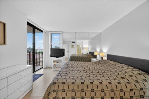 Condo in Saint Petersburg, Florida, 1 bedroom  № 1894847 - photo 14