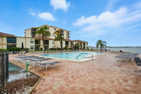 Condo in Saint Petersburg, Florida, 1 bedroom  № 1894847 - photo 22