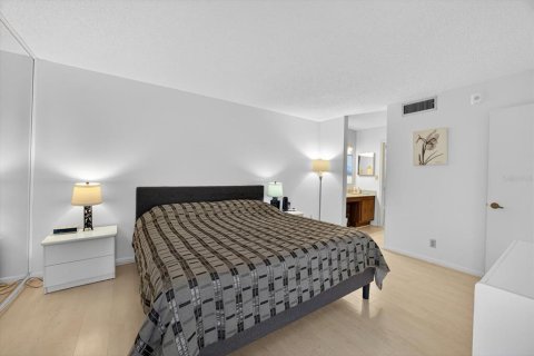 Condo in Saint Petersburg, Florida, 1 bedroom  № 1894847 - photo 15