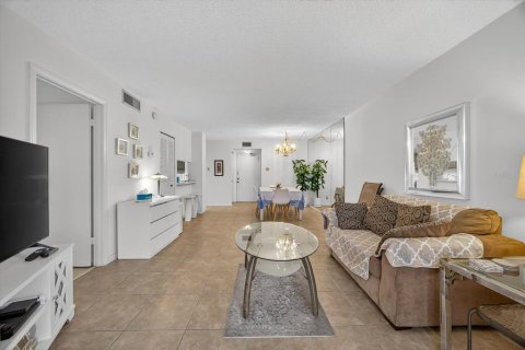 Condo in Saint Petersburg, Florida, 1 bedroom  № 1894847 - photo 12