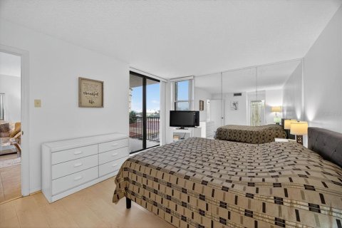 Condo in Saint Petersburg, Florida, 1 bedroom  № 1894847 - photo 11