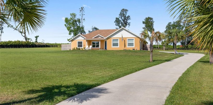 House in Ocala, Florida 3 bedrooms, 212.37 sq.m. № 1722813